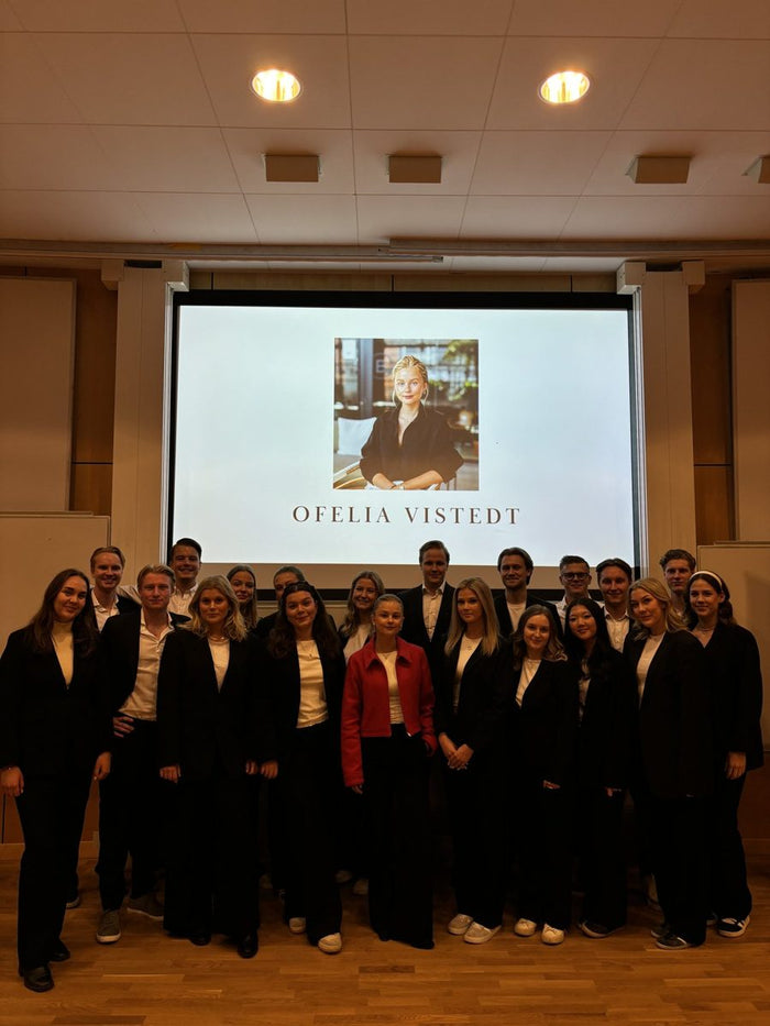Gruppbild med studenter framför skärmen