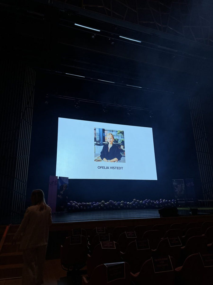 Salong med Ofelias namn på skärmen