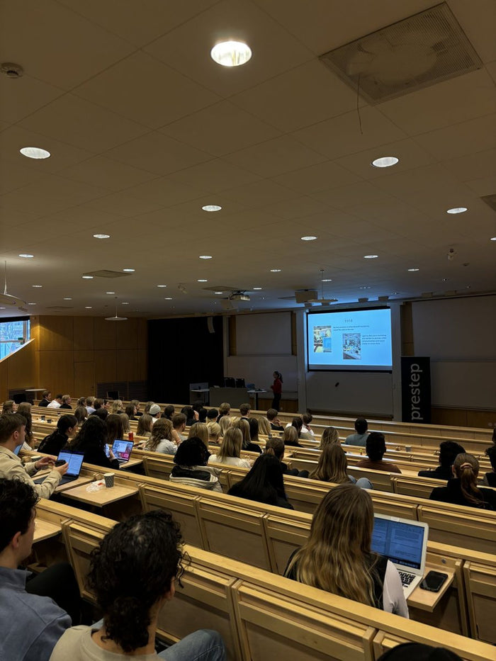 Fullsatt hörsal med publik